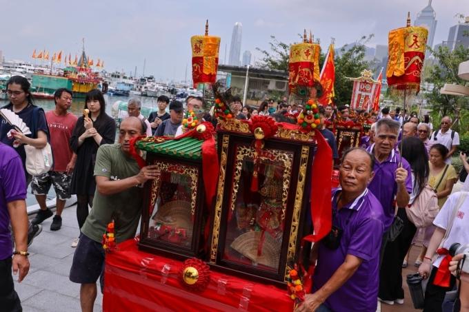 den-thieng-tren-bien-o-hong-kong-da-duoc-keo-len-bo-69-ki-tu-159