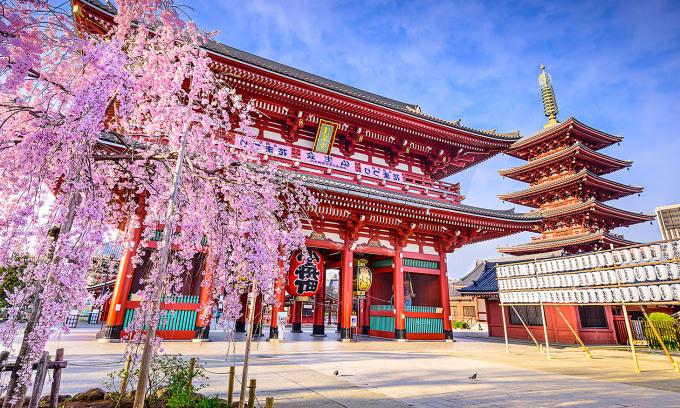 nhat-ban-dong-du-khach-qua-tai-209